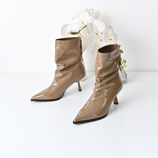 经典鲨2024年冬新款优雅尖头显瘦细高跟后拉链褶皱中筒靴女KW198-D58231 商品图3