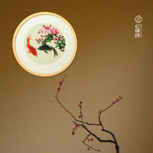 蜀绣单面绣挂屏-锦鲤逐花荫 商品图0