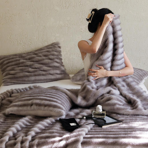 自然醒龙猫貂绒毛毯ins轻奢风环保兔绒毯子可机洗秋冬保暖沙发休闲膝盖盖毯MT 商品图4