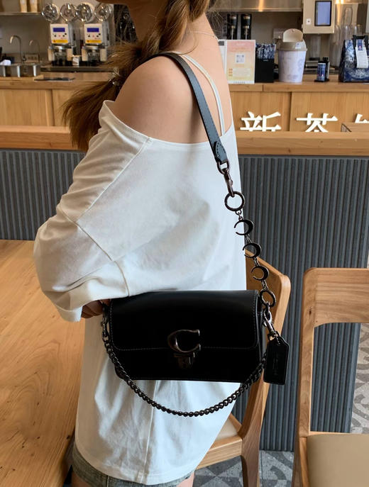 COACH蔻驰 Studio 20 Baguette 纯色C字推钮翻盖开合 牛皮革 手提斜挎单肩包 小号 女款 黑色（CB） 商品图4