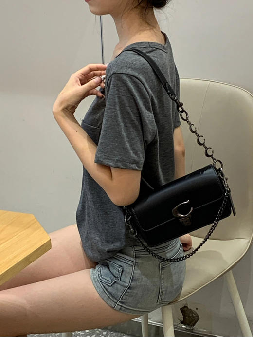 COACH蔻驰 Studio 20 Baguette 纯色C字推钮翻盖开合 牛皮革 手提斜挎单肩包 小号 女款 黑色（CB） 商品图2