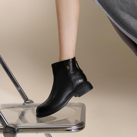 千百度中跟羊皮圆头时装靴女冬季英伦休闲真皮通勤短靴子A24509303 商品图1