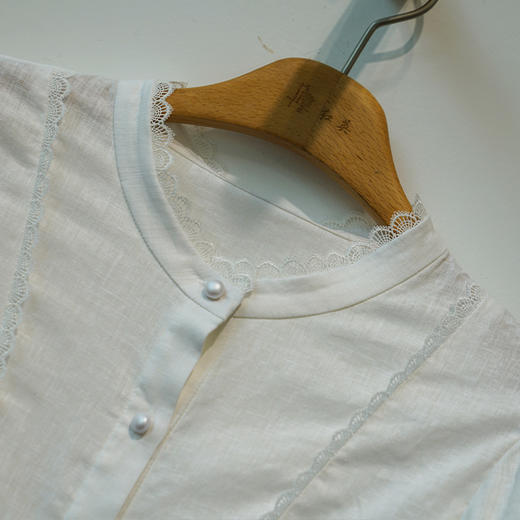 VIVIAN LIU薇薇安刘R2443002初秋女装新款花边单排扣修身外搭衬衫 商品图2