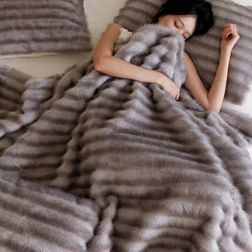 自然醒龙猫貂绒毛毯ins轻奢风环保兔绒毯子可机洗秋冬保暖沙发休闲膝盖盖毯MT 商品图6