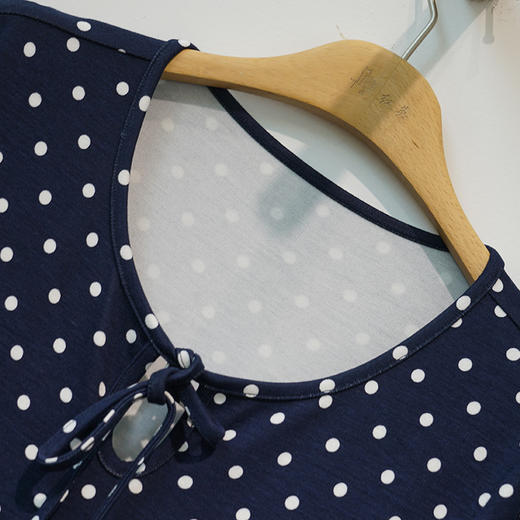 VIVIAN LIU薇薇安刘R2447402初秋女装新款圆领系带波点针织连衣裙 商品图2