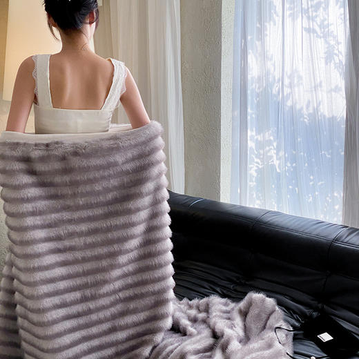 自然醒龙猫貂绒毛毯ins轻奢风环保兔绒毯子可机洗秋冬保暖沙发休闲膝盖盖毯MT 商品图3