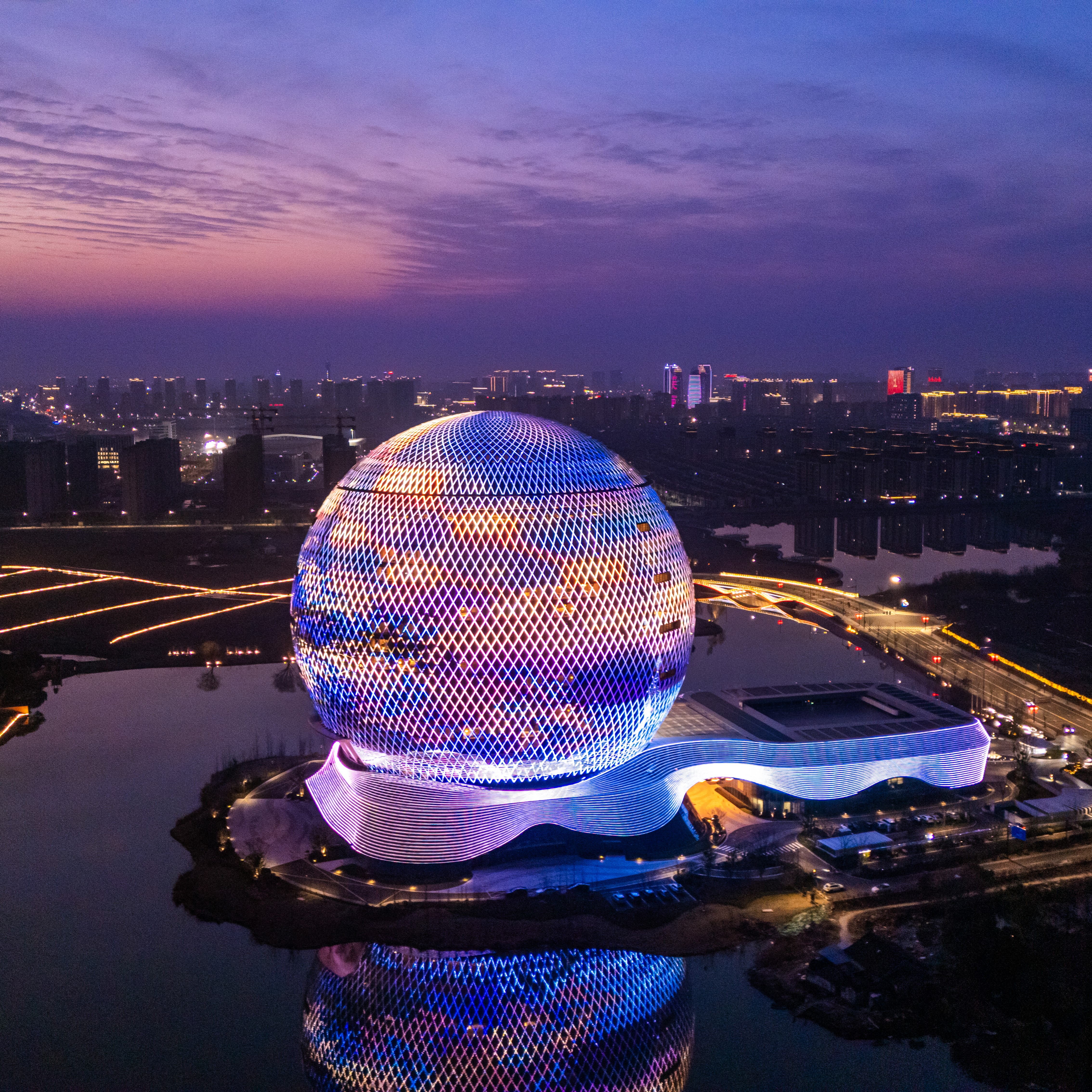 【跟着高铁去旅行】湖州 | 湖州南浔希尔顿酒店度假套餐，1999起/双人2晚，全球最大球体建筑之一，睡进江南版拉斯维加斯