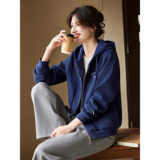 【1件75折】熙世界宽松休闲拉链卫衣加绒女秋冬季刺绣加厚摇粒绒连帽开衫外套 商品图2