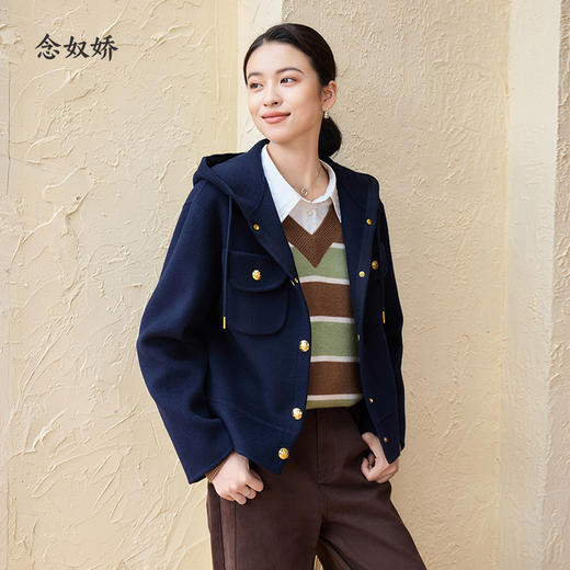 【商场同款】CNC4096“午夜蓝大衣”宽松截短版型 包容身材 连帽设计 连帽和口袋点缀金属扣 活力吸睛 立体挺括毛呢外套 商品图3