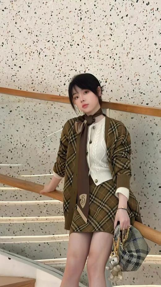 经典格纹羊毛马海毛混纺开衫 V领设计 休闲宽松版型 上身有松量 面料手感丰盈厚实 商品图1