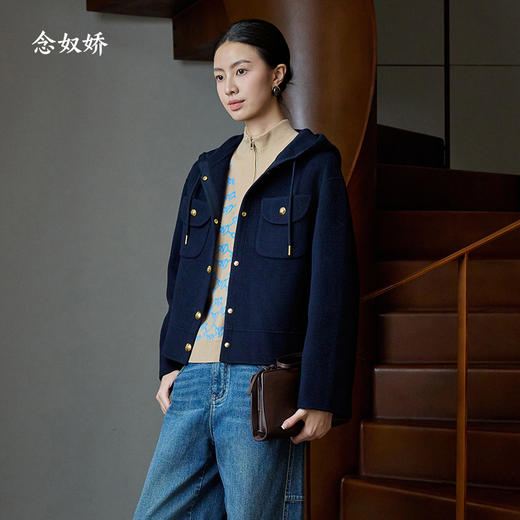 【商场同款】CNC4096“午夜蓝大衣”宽松截短版型 包容身材 连帽设计 连帽和口袋点缀金属扣 活力吸睛 立体挺括毛呢外套 商品图9