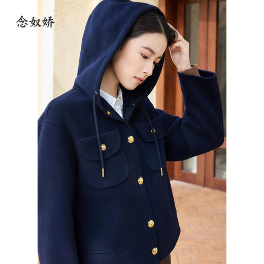 【商场同款】CNC4096“午夜蓝大衣”宽松截短版型 包容身材 连帽设计 连帽和口袋点缀金属扣 活力吸睛 立体挺括毛呢外套 商品图12