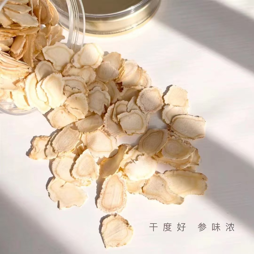 🍥🍯西洋参～又名花旗参，是一种补而不燥，男女老少皆宜的养生佳品。西洋参是一种"性凉"参，其味苦、微甘、性凉，很适合春夏季"凉补"