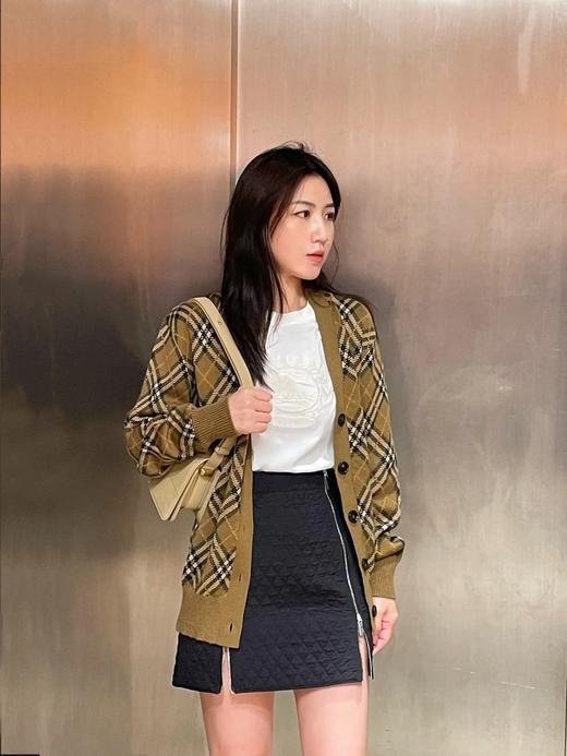 经典格纹羊毛马海毛混纺开衫 V领设计 休闲宽松版型 上身有松量 面料手感丰盈厚实 商品图3