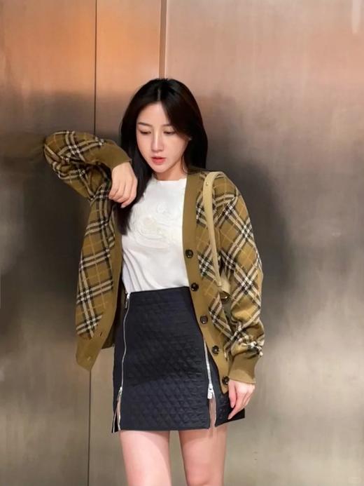 经典格纹羊毛马海毛混纺开衫 V领设计 休闲宽松版型 上身有松量 面料手感丰盈厚实 商品图5