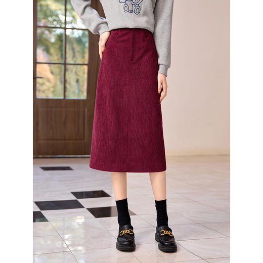 【年终特卖】熙世界安可拉红灯芯绒半身裙女2025秋冬新款复古后开叉a字直筒裙 商品图2