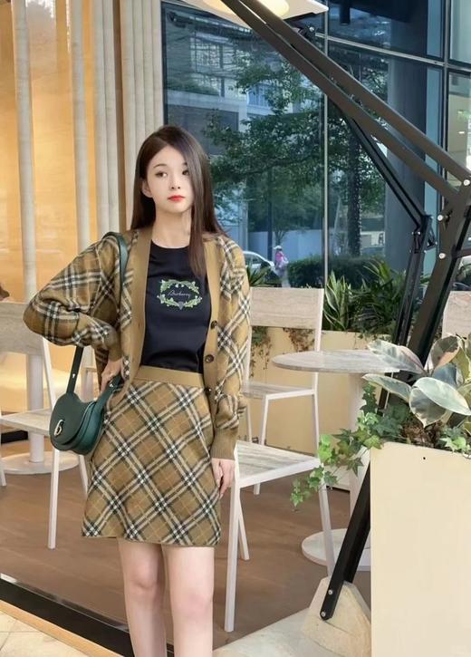 经典格纹羊毛马海毛混纺开衫 V领设计 休闲宽松版型 上身有松量 面料手感丰盈厚实 商品图2