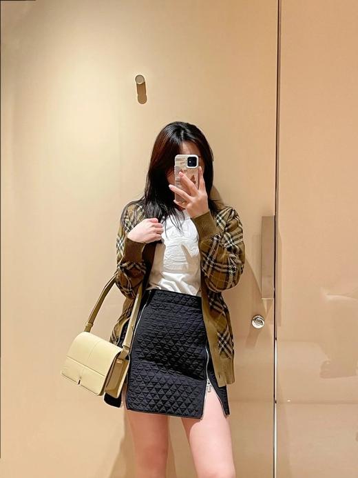 经典格纹羊毛马海毛混纺开衫 V领设计 休闲宽松版型 上身有松量 面料手感丰盈厚实 商品图4