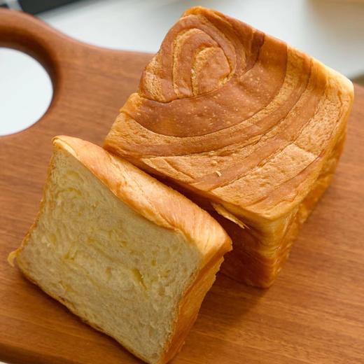 奶香巨好吃‼️‼️‼️沪上阿姨小奶砖吐司面包80g/袋，绝妙早餐小食！食用前微波炉加热更棒❗ ✅纯牛奶+鸡蛋和面，奶香浓郁 ✅12层包酥工艺，外酥内软 ✅面包湿润松软，不干不噎人 商品图4