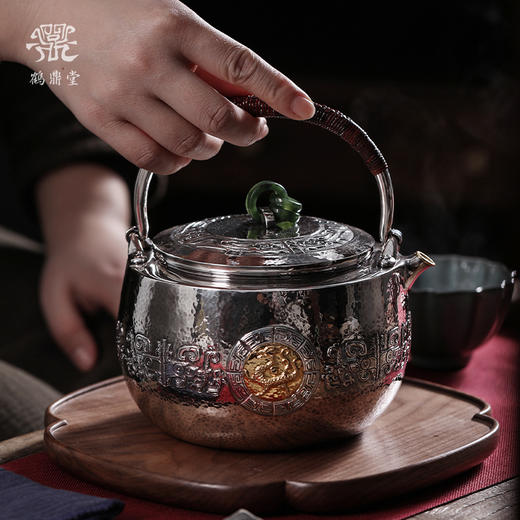 鹤鼎堂银壶闻天系列晨风汤沸饕餮纹镶金青龙银色（缺货） 商品图0