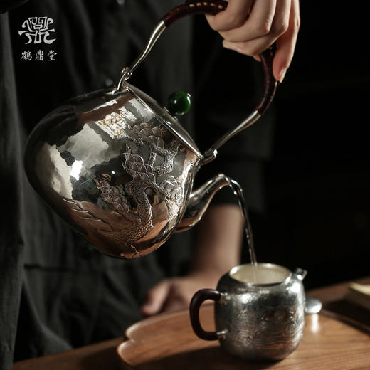 鹤鼎堂银壶闻天系列逐兮汤沸錾刻岁寒松柏（银色）（缺货） 商品图2