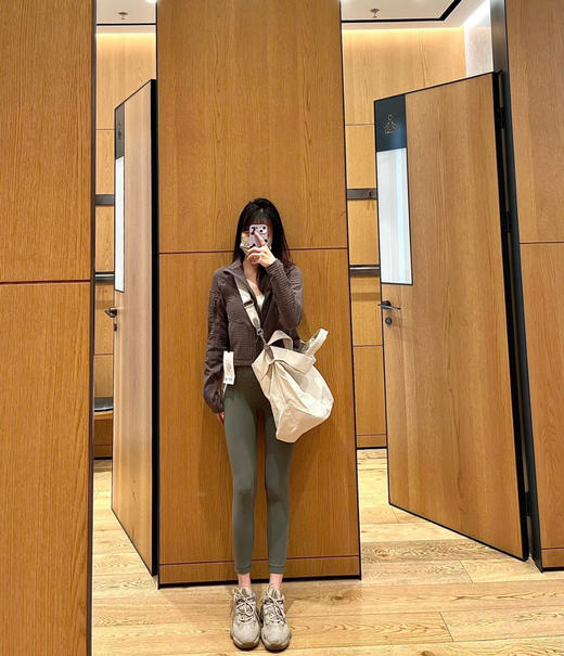 lu家真正的包王！新增19L！可手提/单肩/斜挎超实用！！✅新款全部真空环氧电镀2.0灯笼五金❗20色都很推荐！标牌齐全放心入❤外层高级尼龙面料防风防水+内部干湿分离结构，超贴心！！ 商品图3