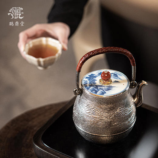 鹤鼎堂银壶闻天系列柏舟汤沸錾刻青山绿水青花瓷盖（银色）（缺货） 商品图1