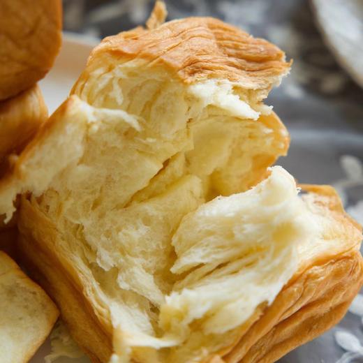 奶香巨好吃‼️‼️‼️沪上阿姨小奶砖吐司面包80g/袋，绝妙早餐小食！食用前微波炉加热更棒❗ ✅纯牛奶+鸡蛋和面，奶香浓郁 ✅12层包酥工艺，外酥内软 ✅面包湿润松软，不干不噎人 商品图3