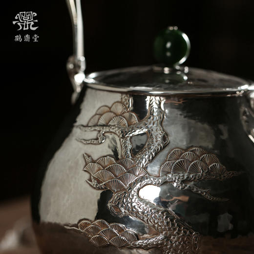 鹤鼎堂银壶闻天系列逐兮汤沸錾刻岁寒松柏（银色）（缺货） 商品图4