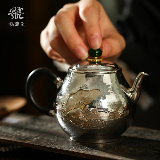 鹤鼎堂银壶闻天系列瞻卬急须槌目纹加麻纹/瞻卬急须槌目纹錾刻金牛报春/瞻卬急须镜面錾刻金牛报春（银色）（缺货） 商品图1