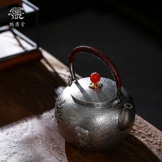 鹤鼎堂银壶闻天系列邦彦汤沸麻纹錾刻牛角挂书（银色）（缺货） 商品图1