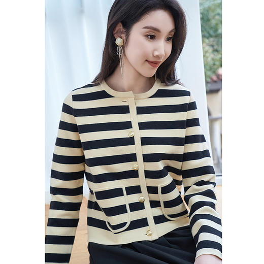 NEELLY纳俪金扣撞色条纹针织开衫女圆领时尚韩版长袖百搭通勤毛衣N24104A04551 商品图2