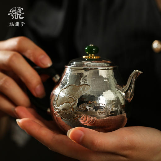鹤鼎堂银壶闻天系列瞻卬急须槌目纹加麻纹/瞻卬急须槌目纹錾刻金牛报春/瞻卬急须镜面錾刻金牛报春（银色）（缺货） 商品图2