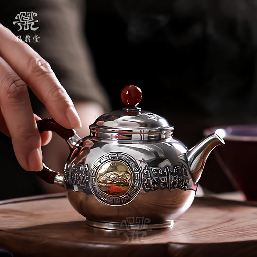 鹤鼎堂银壶闻天系列镶金犀牛錾刻饕餮纹急须（银色）（缺货） 商品图0