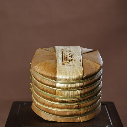 第九届勐海（国际）茶王节茶王赛金奖熟茶！！2013年云南普洱茶勐海阿卡山金奖熟茶357g/饼 原包装 商品图2