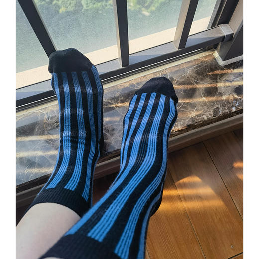 【活动商品，不退不换】好看不冻脚 猫猫绒中筒袜 复古条纹袜 蓬松柔软 高弹舒适 绵密脚感 让行走更自由 商品图2