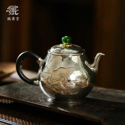 鹤鼎堂银壶闻天系列瞻卬急须槌目纹加麻纹/瞻卬急须槌目纹錾刻金牛报春/瞻卬急须镜面錾刻金牛报春（银色）（缺货） 商品图0