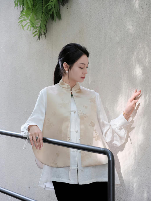 盛唐牡丹| 凝脂色花锦缎菊花纹马甲 商品图0