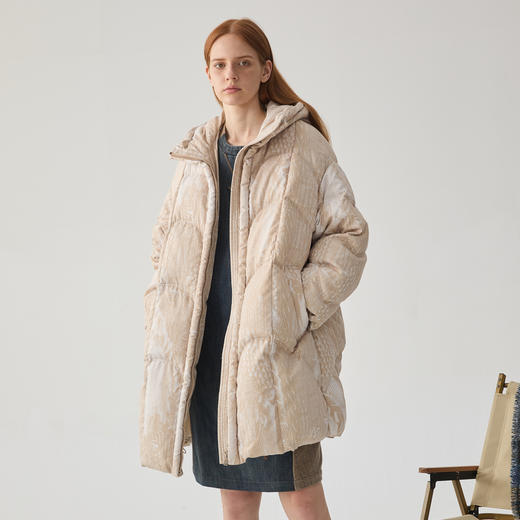 谜底中长款羽绒服女2024冬款复古风纹理印花连帽鸭绒服244MY1592 商品图1