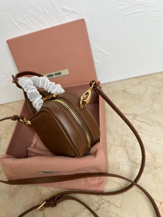 MIU MIU缪缪 压花字母徽标可拆卸可调式肩带 皮革 手提单肩斜挎包 超迷你（HH） 商品图2