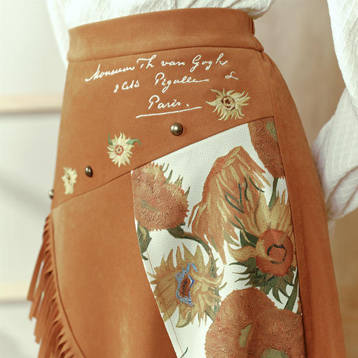 两三事梵高文艺心犹在野2024秋新款复古印花刺绣流苏不规则半身裙 商品图3