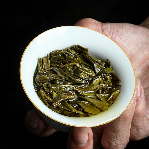 【积分兑换】古寨春镇店宝物【金瓜贡茶那罕】2023年头春那罕贡茶片区核心古树原料非遗传承人王天亲制普洱茶生茶2500g/团 商品图10