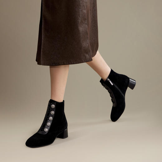 【静音系列】千百度轻奢羊皮粗高跟时装靴女款冬季短靴子A24584103 商品图1