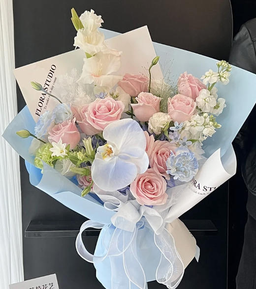 【浪漫月光曲】11朵粉雪山玫瑰➕6朵洋桔梗➕1朵蝴蝶兰➕1支紫罗兰➕1支剑兰➕1支喷泉草➕新鲜配花，精美雅致花束 商品图0