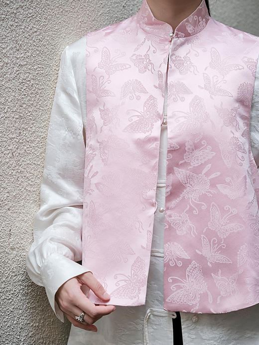 盛唐牡丹| 姜红色百蝶纹花锦缎马甲 商品图1