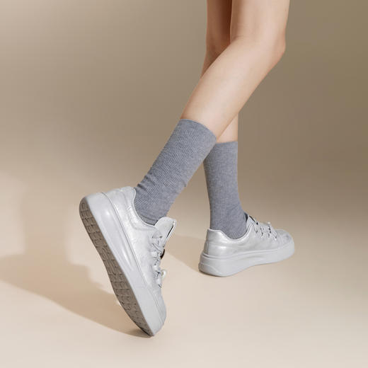 千百度厚底小白鞋女秋季休闲板鞋增高透气舒适时尚运动鞋A24476001 商品图4