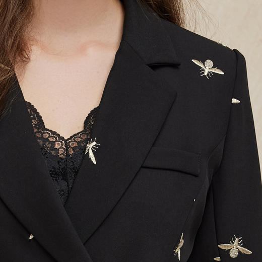 PH801斯尔丽2024秋冬新款风衣式连衣裙长袖下摆百褶绣花时尚减龄气质款 商品图4