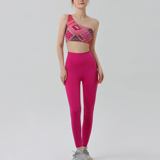 【126元任选2件】跃牌【漫西】系列 斜肩聚拢短背心瑜伽服女带胸垫运动文胸健身内衣Y225 商品图3