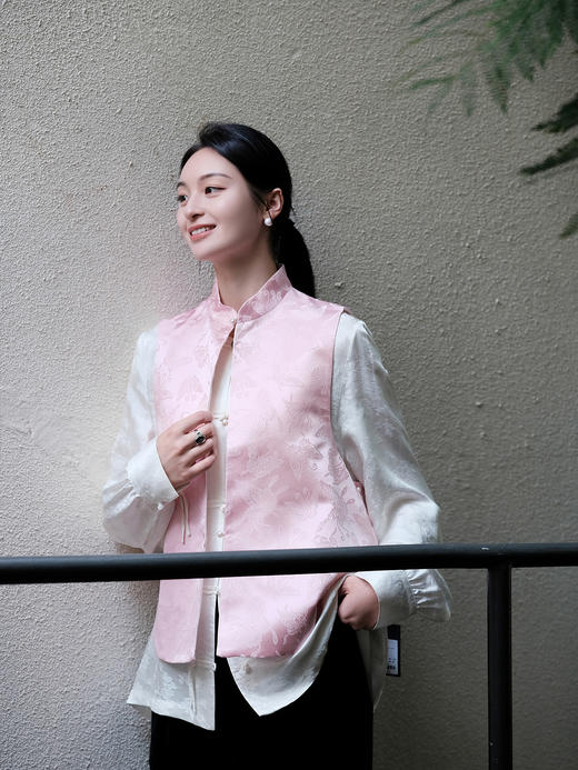 盛唐牡丹| 姜红色百蝶纹花锦缎马甲 商品图3