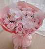 【甜美幸福】001款，21朵粉雪山玫瑰➕2朵蝴蝶兰➕蓬莱松➕2支白羽毛，时尚精美花束 商品缩略图0